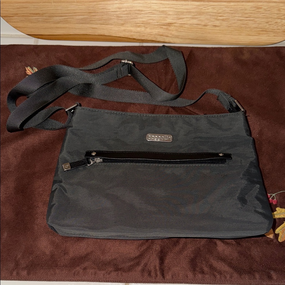 Baggallini crossbody nylon charcoal colored bag 🐈‍⬛
